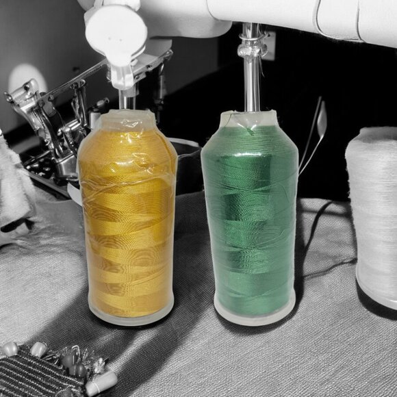 Metalic Embroidery Machine Thread - Bundle of 2 - Green & Gold - 100% Rayon 11,0 - Picture 2 of 2